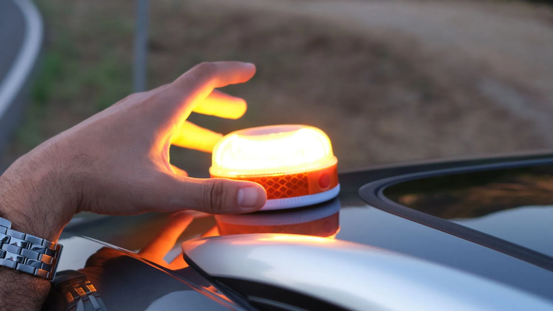 baliza-v16-geolocalizada-dgt.jpg foto colocando baliza v16 geolocalizada dgt en el techo del coche