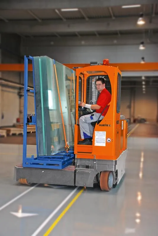 operario transportando ventanas con carretilla multidireccional hubtex.jpg