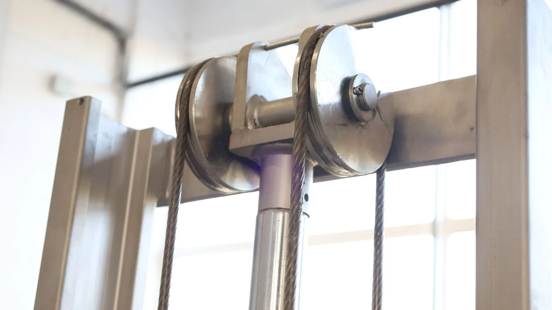 Inoxtruck's manual lifter's stainless cable and pulleys